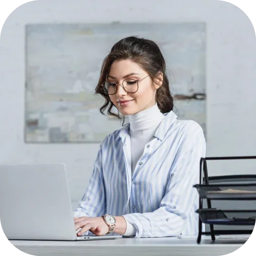 Mujer usando computadora en oficina